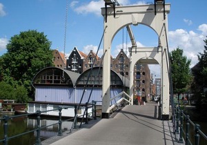 Central & Quiet Canal Apartment