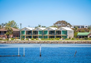 Cetacea Luxury Apartments - 2 Bedroom Lake View Apartment