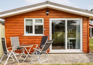 CHALET 197, romantic, character holiday cottage in St Merryn