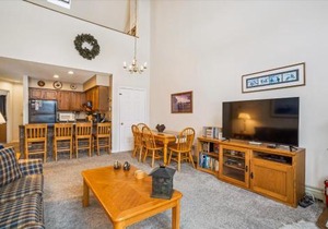 Charming 2-Bedroom Slopeside at Pico Mountain E304