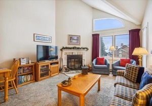 Charming 2-Bedroom Slopeside at Pico Mountain E304