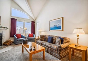 Charming 2-Bedroom Slopeside at Pico Mountain E304