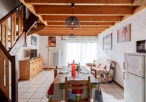 Charming 2-Level Apartment for 6 with Garden, Near Ski Resorts and Amenities