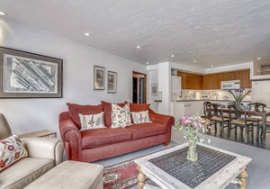Charming, Aspen condo w/views and a balcony
