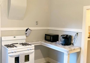 Charming home- Downtown Cody - Sleeps up to 9! Detached GAME ROOM with bed!