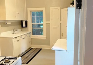 Charming home- Downtown Cody - Sleeps up to 9! Detached GAME ROOM with bed!