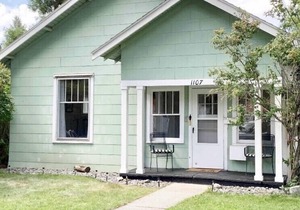 Charming home- Downtown Cody - Sleeps up to 9! Detached GAME ROOM with bed!