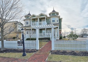 CHARMING HOME IN HEART OF BEACH HAVEN LBI!