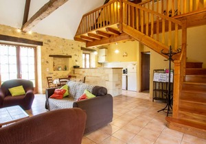 Charming House with Jacuzzi, Fireplace, and Spacious Garden Near Monpazier