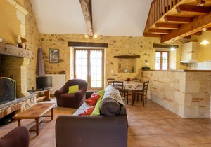 Charming House with Jacuzzi, Fireplace, and Spacious Garden Near Monpazier