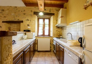 Charming House with Jacuzzi, Fireplace, and Spacious Garden Near Monpazier