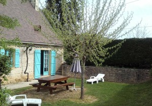 Charming House with Jacuzzi, Fireplace, and Spacious Garden Near Monpazier