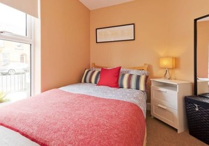 Charming Riverside Apartment - Minutes from City