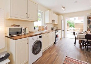 Charming Riverside Apartment - Minutes from City