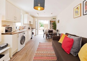 Charming Riverside Apartment - Minutes from City