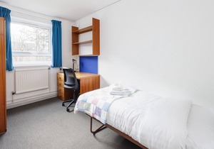 Charming Room Near Highfields Park