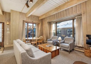Chateau Dumont Unit 15, Spacious Top Floor Condo, Two Blocks from Aspen Mountain