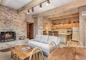 Chateau Dumont Unit 15, Spacious Top Floor Condo, Two Blocks from Aspen Mountain