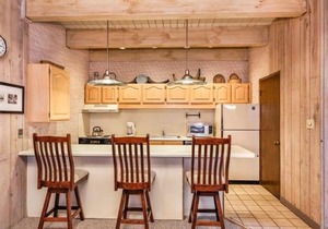 Chateau Dumont Unit 15, Spacious Top Floor Condo, Two Blocks from Aspen Mountain
