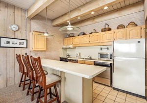 Chateau Dumont Unit 15, Spacious Top Floor Condo, Two Blocks from Aspen Mountain