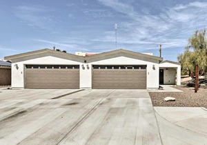 Chic and Modern Havasu Home Walk to London Bridge!