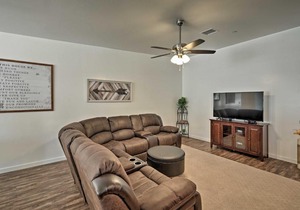 Chic and Modern Havasu Home Walk to London Bridge!