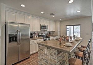 Chic and Modern Havasu Home Walk to London Bridge!