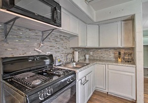 Chic and Unique Albuquerque Apt 2 Mi to Dtwn!