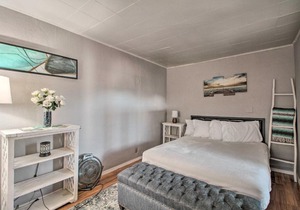 Chic and Unique Albuquerque Apt 2 Mi to Dtwn!