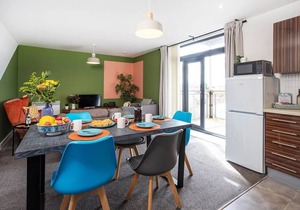 City View Apartment | FREE Parking | Balcony