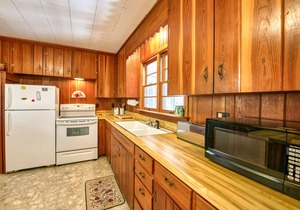 Classic home with WiFi, a full kitchen, central A/C