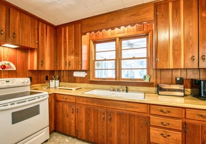 Classic home with WiFi, a full kitchen, central A/C