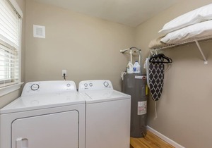 Classy 1BR Steps from WF Hospital - Free Parking