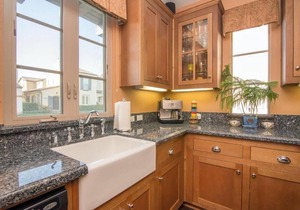 CLEAN FURNISHED PRIVATE MASTER BEDROOM - NEAR PUBLIC TRANSIT