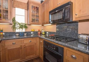 CLEAN FURNISHED PRIVATE MASTER BEDROOM - NEAR PUBLIC TRANSIT