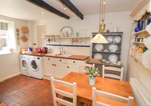CLEMATIS COTTAGE, family friendly, with a garden in Baslow