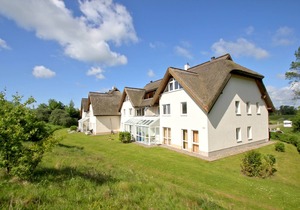 Close to the beach with balcony, use of swimming pool and sauna - Strandhaus Mönchgut FeWo12