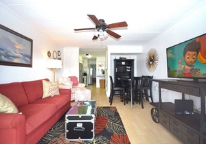 Come and stay at this modern, one bedroom condo with an outdoor pool locate in midtown and just a few steps away from the beach!