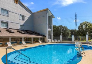 Comfort Meets Affordability! Onsite Swimming Pool, Complimentary Breakfast
