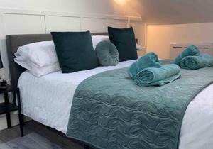 Comfortable and Modern 2-Bedroom Flat in Bridgend