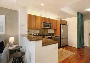 Comfortable Condo Near Ballpark