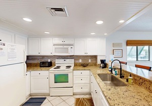 Comfortable Villa near the Beach w/Balcony, WiFi, Washer/Dryer & Shared Pool