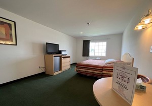 Comfy Petite Single King Suite in a Friendly Town!