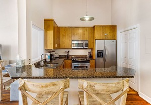 Contemporary Living on Broughton with King Beds & Parking by Lucky Savannah