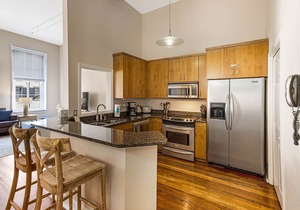 Contemporary Living on Broughton with King Beds & Parking by Lucky Savannah