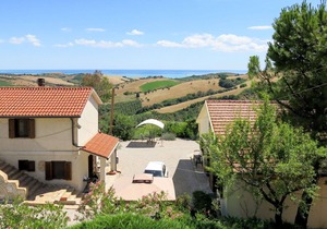 Cosy apartment in villa with pool, A/C, WIFI, hot tub, TV, patio, pets allowed and panoramic view