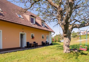Cosy apartment for 5 people with WIFI, patio, pets allowed and panoramic view