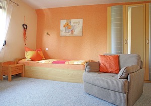 Cosy apartment with terrace and pool in the garden