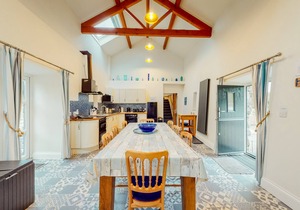 Cosy Dog Friendly 18th Century Barn, Hot Tub