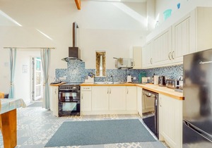 Cosy Dog Friendly 18th Century Barn, Hot Tub